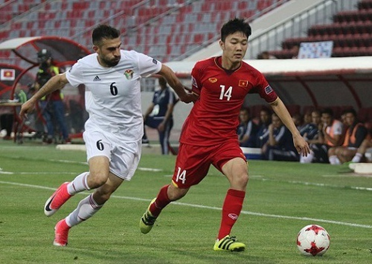 Xuân Trường (áo sẫm) nỗ lực đi bóng qua cầu thủ Jordan.