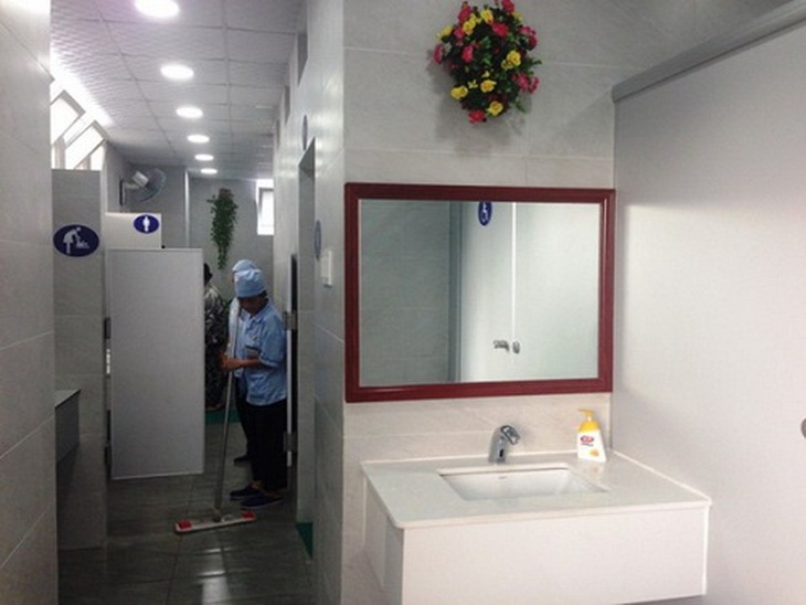 Nhà vệ sinh của BV Nhân dân Gia Định TP.HCM thường có nhân viên dọn dẹp, phục vụ.
