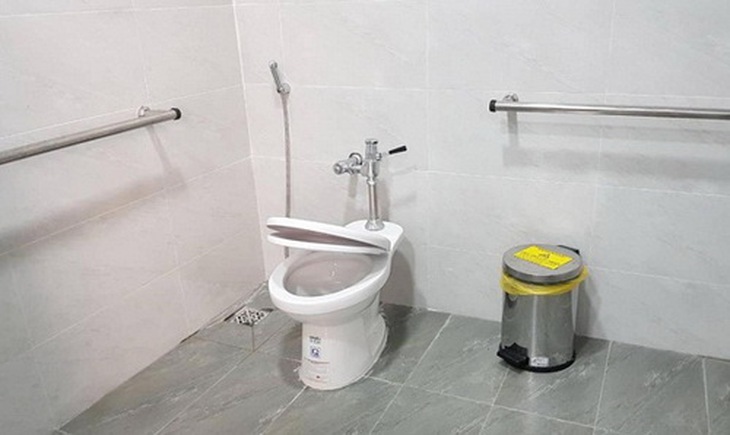 Nhà vệ sinh phục vụ người khuyết tật tại BV Nhân dân Gia Định TP.HCM.