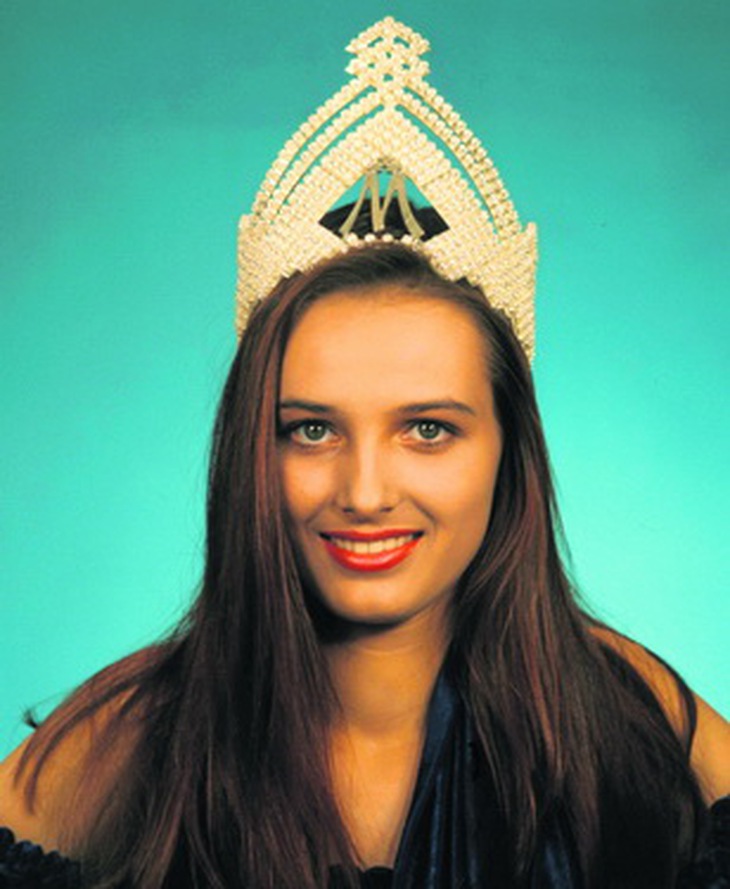 Agnieszka Kotlarska, Hoa hậu Ba Lan và Hoa hậu Quốc tế 1991 thiệt mạng năm 24 tuổi vì mũi dao của người hâm mộ.Agnieszka Kotlarska, Hoa hậu Ba Lan và Hoa hậu Quốc tế 1991 thiệt mạng năm 24 tuổi vì mũi dao của người hâm mộ.