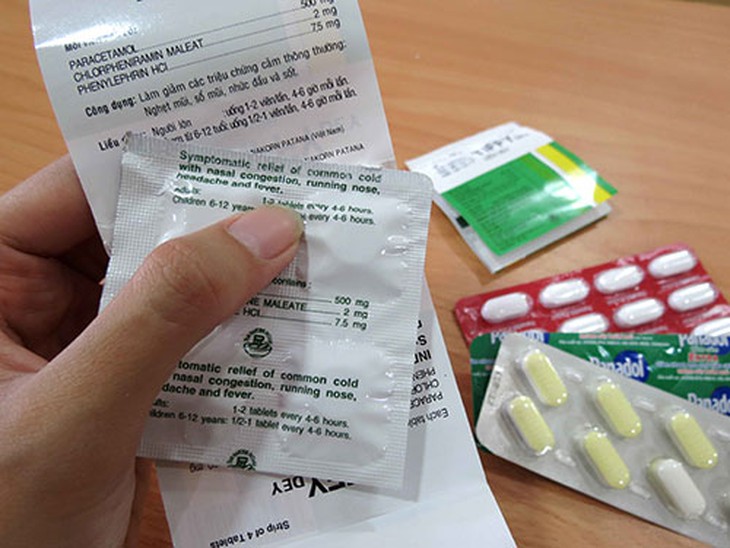 Đọc kỹ hướng dẫn sử dụng thuốc là biện pháp giúp chống sai sót trong dùng thuốc.