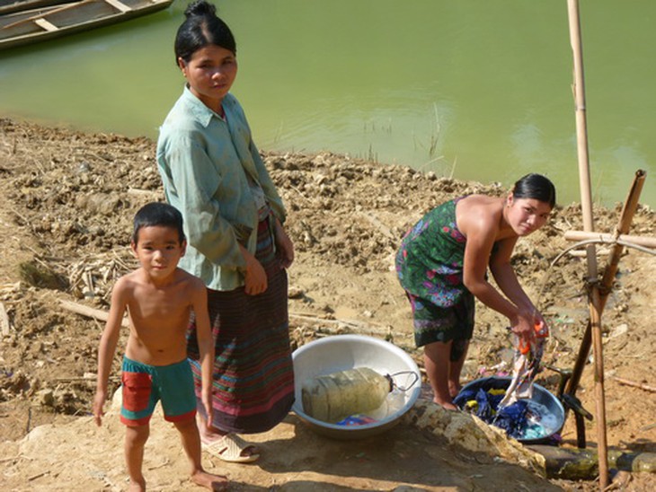 Cuộc sống tạm bợ của người dân di cư ngược.