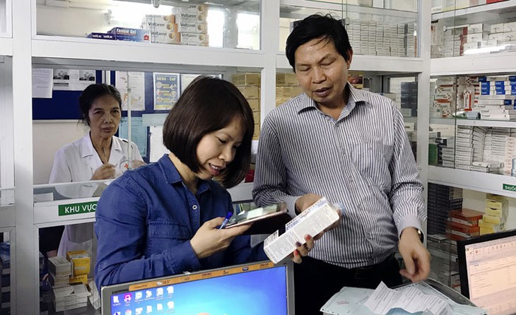 Phó Giám đốc Sở Y tế Trần Văn Chung kiểm tra nhà thuốc BVĐK Trí Đức.