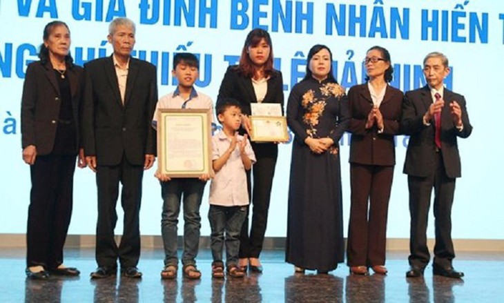 Bộ trưởng Bộ Y tế Nguyễn Thị Kim Tiến cùng lãnh đạo Bộ Quốc phòng, Bộ KHCN, BV 108 thăm bệnh nhân được ghép phổi đầu tiên từ người cho chết não.