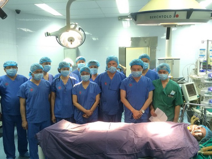 Lãnh đạo BV 108 cùng các bác sĩ tưởng niệm người đồng chí, đồng đội.