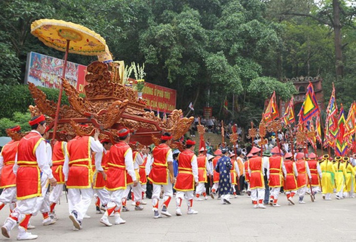 Vào ngày 10/3 âm lịch hằng năm, hàng triệu lượt người hành hương về Khu di tích lịch sử Đền Hùng (tỉnh Phú Thọ) tri ân công đức các Vua Hùng.