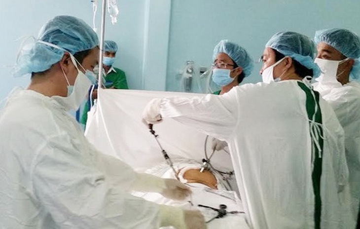 Các bác sĩ Bệnh viện Chợ Rẫy chuyển giao kỹ thuật cho bác sĩ quân y bộ đội biên phòng.