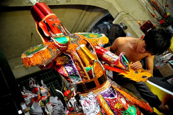 Làm vàng mã ở Phúc Am (Thường Tín - Hà Nội).