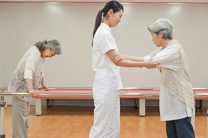 Sau khi xuất viện về nhà, người bệnh TBMMN cần được nhân viên y tế hướng dẫn tập luyện PHCN.
