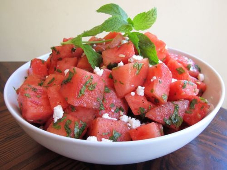 Salad dưa hấu là món ăn lý tưởng cho mùa hè.