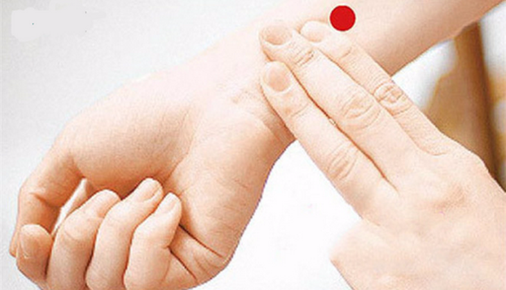 Day bấm mạnh huyệt nội quan.