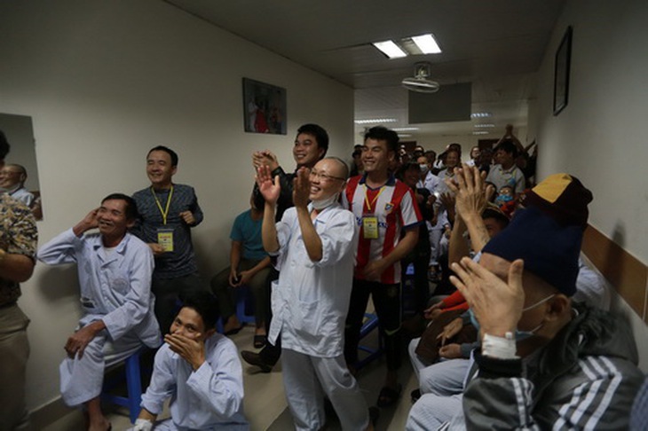 Người bệnh ung thư đang vui vẻ chăm chú theo dõi màn hình.