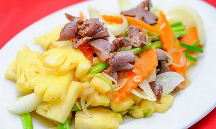 Lòng mề gà xào dứa tác dụng kiện tỳ hóa thấp, lợi tiểu tiện, tiêu ứ, trừ thấp nhiệt, tốt cho người tiểu buốt gắt, sỏi thận.