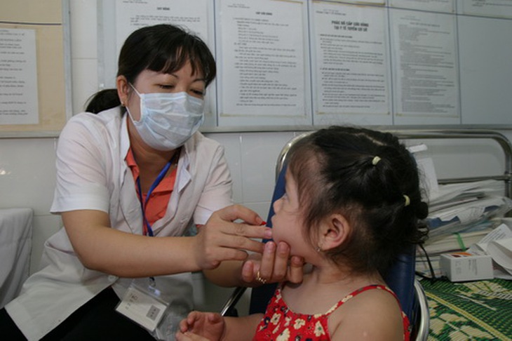 Cho trẻ uống vitamin A trong Ngày vi chất dinh dưỡng. Ảnh: TM