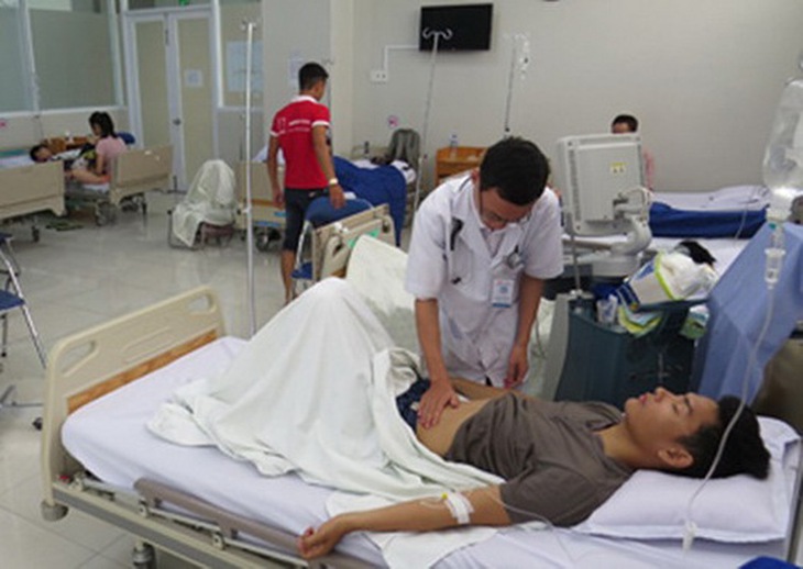 Bệnh nhân bị ngộ độc thực phẩm được điều trị tại bệnh viện. Ảnh: T.LY
