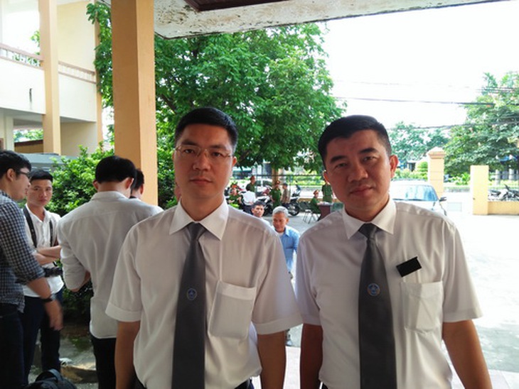 Luật sư Nguyễn Tiến Thủy (đeo kính) và luật sư Phạm Quang Hòa tại TAND TP. Hòa Bình.
