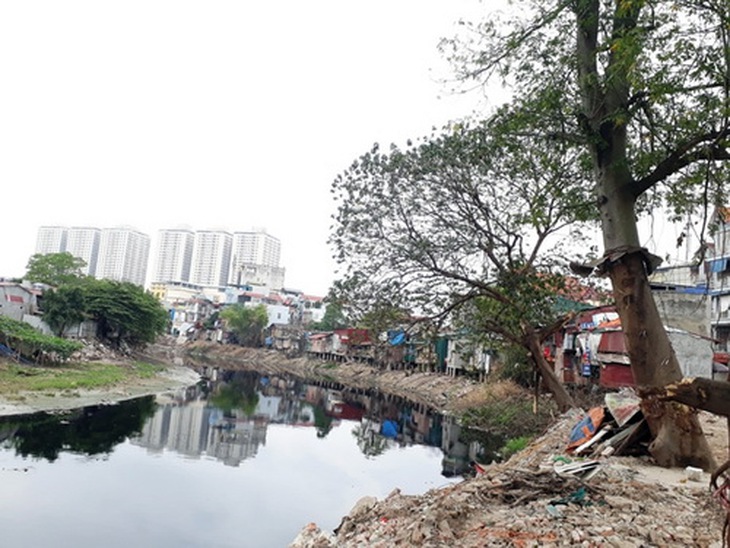 Cảnh tượng lấn chiếm sông Nhuệ diễn ra nhiều năm.