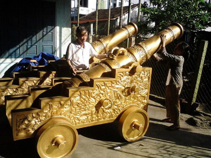 Nghệ nhân Dương Ngọc Thắng bên súng thần công.