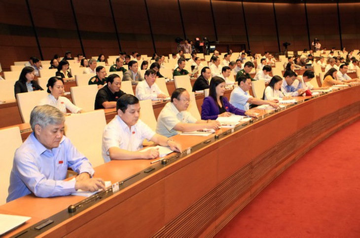 Các đại biểu Quốc hội bấm nút thông qua nhiều luật quan trọng.