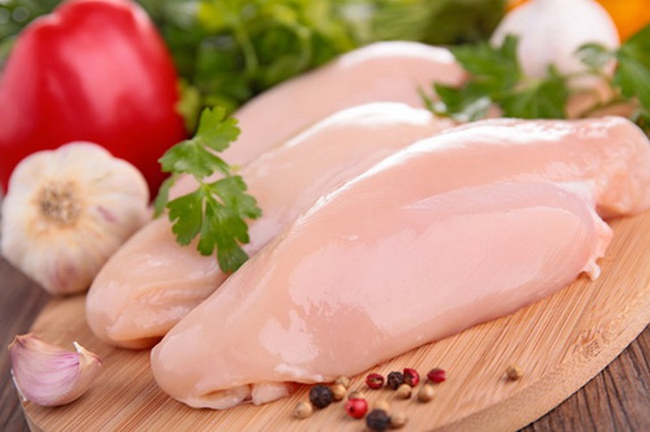Các loại thịt nạc, thịt gà bỏ da, hoa quả tươi là những thực phẩm khuyên dùng cho người bệnh sau phẫu thuật tim.