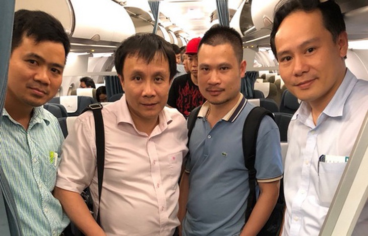 GS.TS. Phạm Như Hiệp (thứ 2 từ trái sang) cùng cán bộ Trung tâm Điều phối ghép tạng Quốc gia đưa quả tim được hiến về Huế.