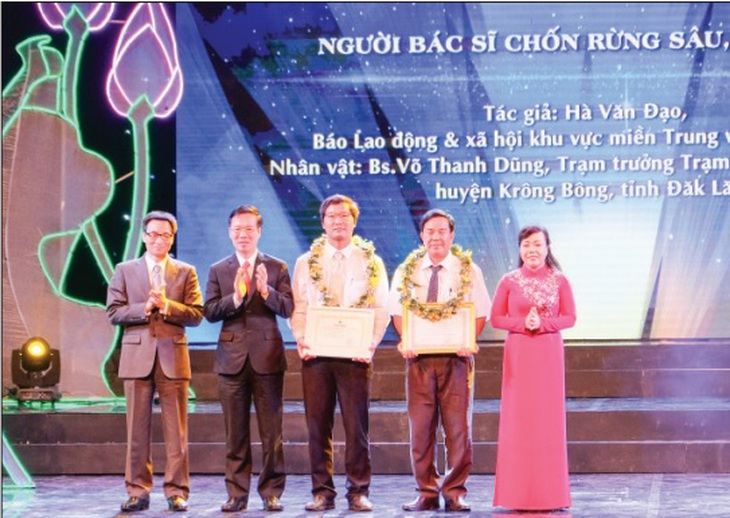 Đồng chí Võ Văn Thưởng - Ủy viên Bộ Chính trị, Trưởng ban Tuyên giáo Trung ương, Phó Thủ tướng Vũ Đức Đam và Bộ trưởng Bộ Y tế Nguyễn Thị Kim Tiến trao giải Nhất cuộc thi Sự hy sinh thầm lặng lần thứ IV. Ảnh: Trần Minh