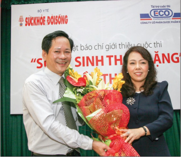 Bộ trưởng Bộ Y tế Nguyễn Thị Kim Tiến và Tổng biên tập Trần Sĩ Tuấn tại Lễ phát động cuộc thi Sự hy sinh thầm lặng lần thứ III. Ảnh: Trần Minh
