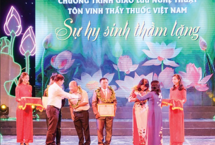 Trao giải cho các tác giả đoạt giải Nhì cuộc thi Sự hy sinh thầm lặng lần thứ IV. Ảnh: Trần Minh