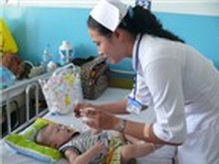 Khi trẻ bị tiêu chảy, cần cho trẻ uống oresol theo đúng liều lượng để phòng mất nước.