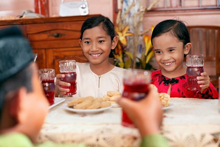 Nên hạn chế cho trẻ dùng đồ uống có đường . (ảnh minh họa).