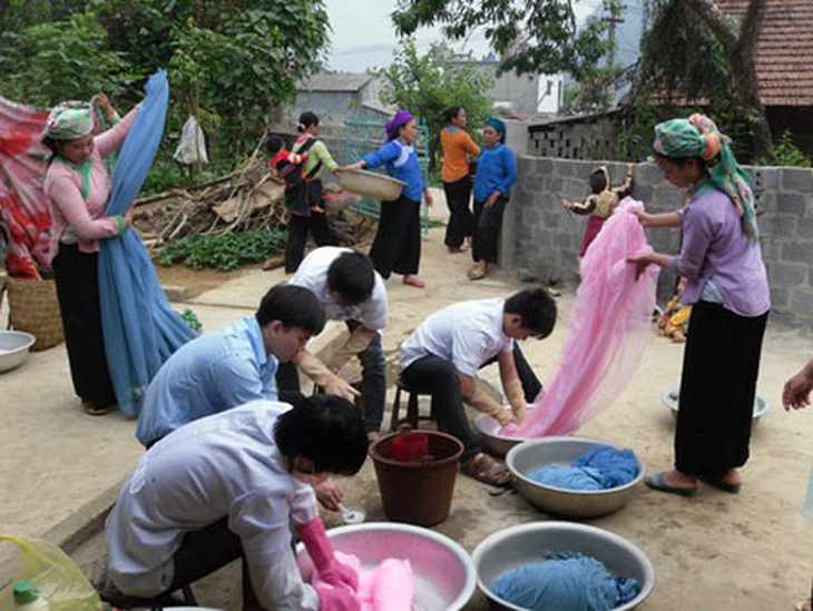 Bà con bản Cắng Đắng đem màn đi tẩm để hạn chế sốt rét.