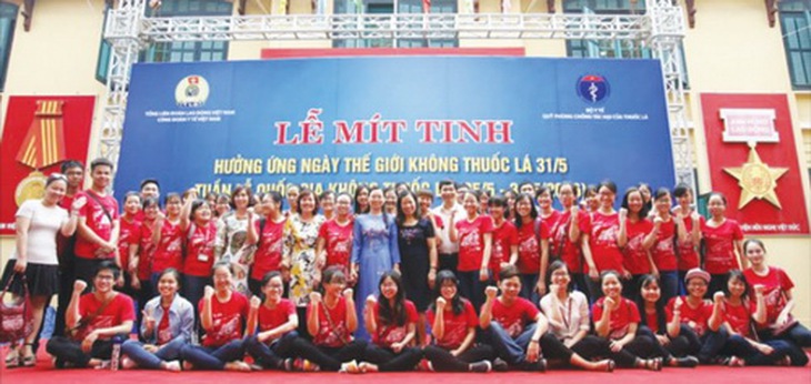 Lãnh đạo Công đoàn Y tế Việt Nam chụp ảnh lưu niệm cùng sinh viên Trường đại học Y Hà Nội tại Lễ mít tinh hưởng ứng Ngày Thế giới không thuốc lá năm 2017.