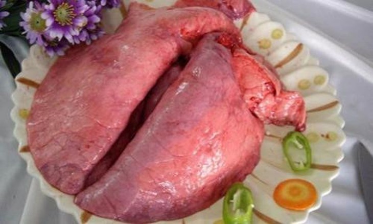 Phổi lợn hầm bạch cập, rượu trắng hỗ trợ trị viêm mủ màng phổi, áp-xe phổi.