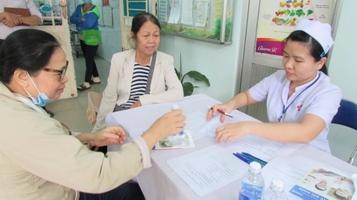Bệnh nhân đái tháo đường cần được các bác sĩ tư vấn về tự theo dõi đường huyết để tránh nguy hại đến sức khỏe.