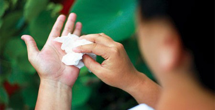 Ra mồ hôi tay nhiều, vì sao?
