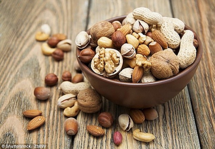 Các loại hạt chứa nhiều magiê và vitamin B6 rất tốt cho đàn ông luống tuổi.