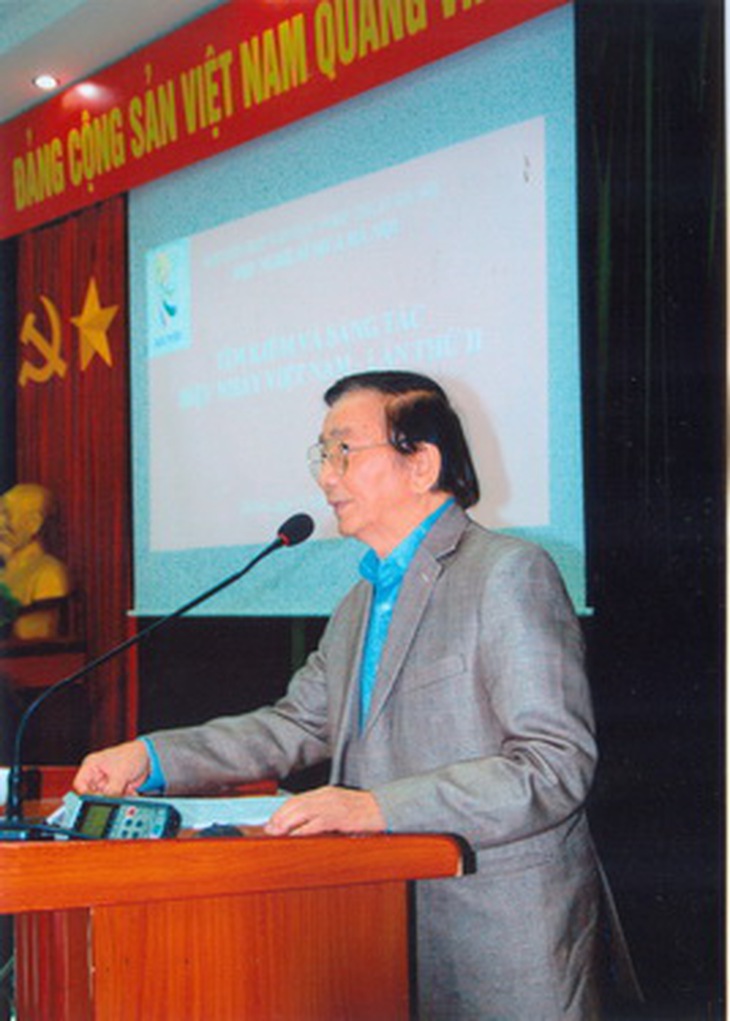 Nghệ sĩ Như Bình đọc tham luận trong Hội thảo về múa balet.