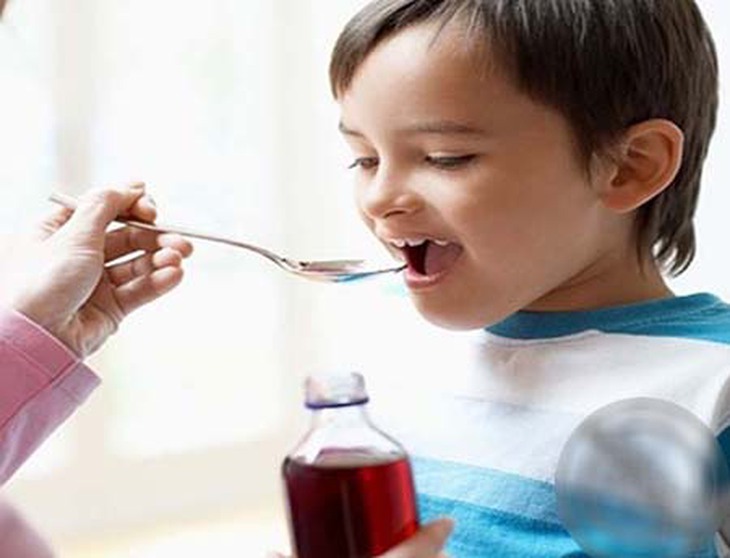 Cha mẹ không nên tự ý cho con uống thuốc thanh nhiệt, giải độc khi chưa có chỉ định của bác sĩ.