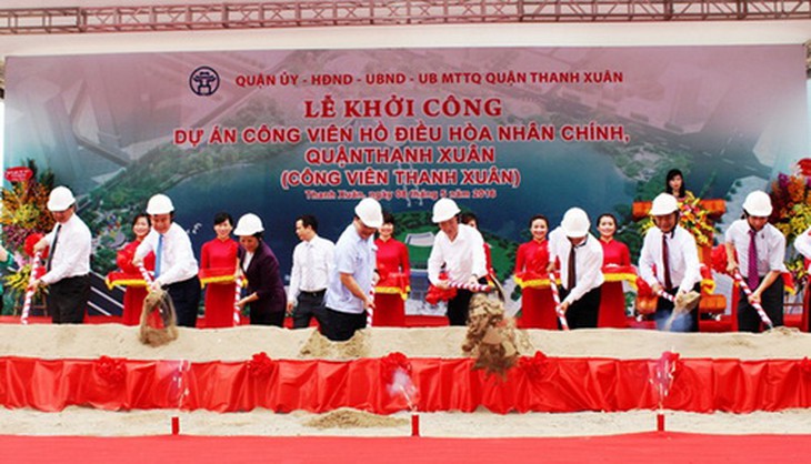 Hình ảnh khởi công hồ điều hòa Nhân Chính tháng 5/2016.