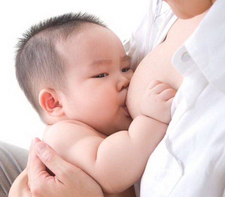 Nuôi con bằng sữa mẹ lợi cho mẹ và khỏe cho con.