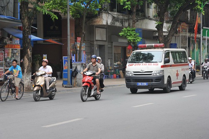 Người tham gia giao thông cần có ý thức nhường đường cho xe ưu tiên.
