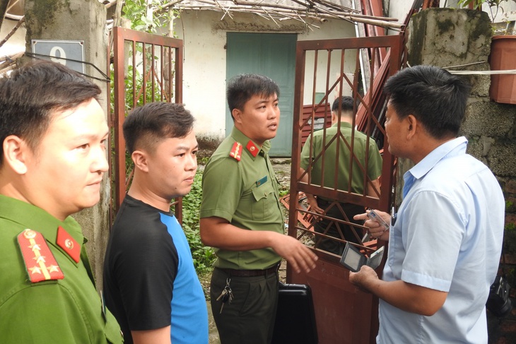 Cơ quan Cảnh sát điều tra, Công an tỉnh Hòa Bình đã tiến hành khám nhà bị can để thu thập các tài liệu chứng cứ có liên quan phục vụ công tác điều tra.