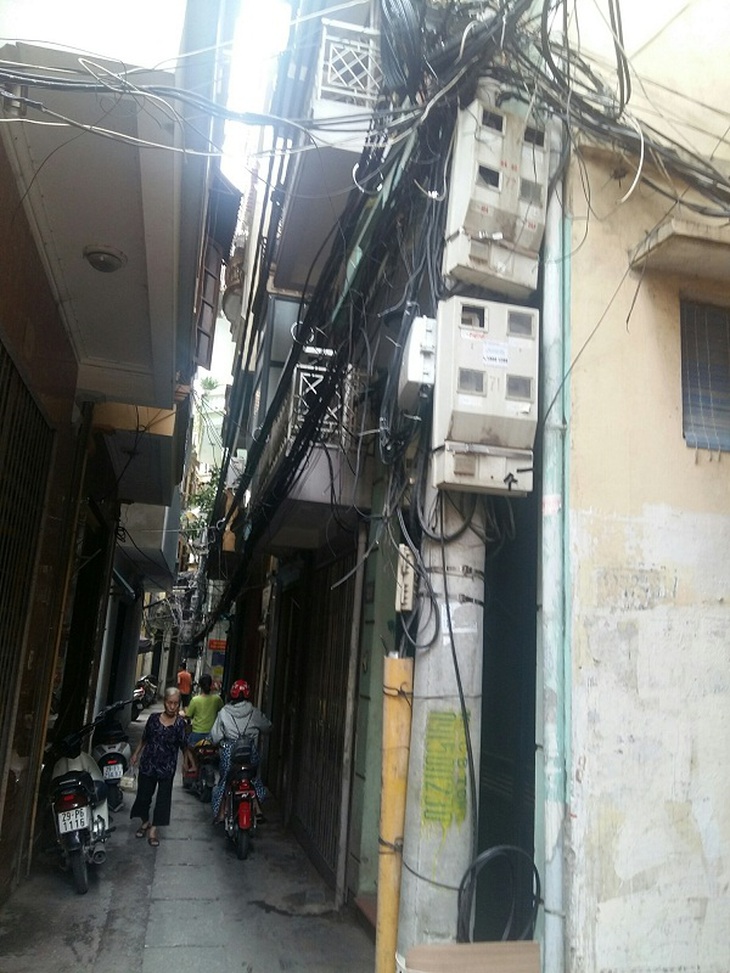 Dây cũ, dây mới nhằng nhịt gây nguy cơ cháy nổ cao.