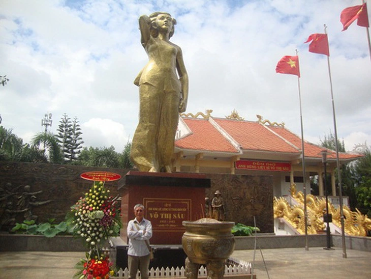 Tác giả bên tượng đài Anh hùng Võ Thị Sáu.