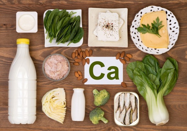 Bổ sung thực phẩm giàu canxi giúp phòng loãng xương.