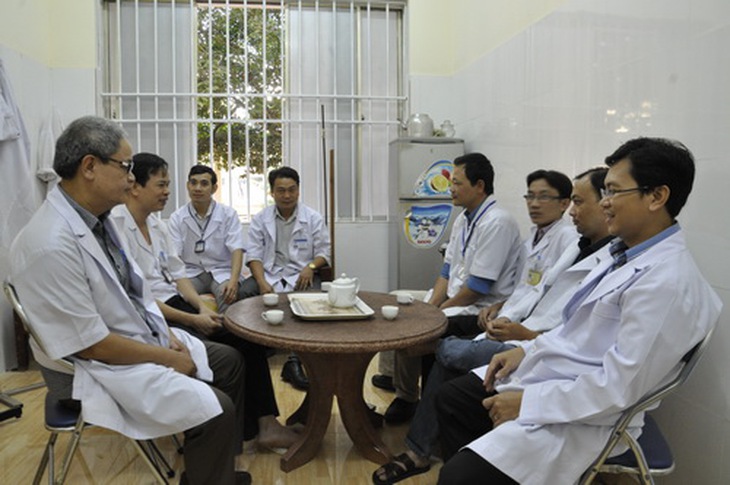 BS. Lê Anh Tuấn (ngồi đầu bên tay phải).