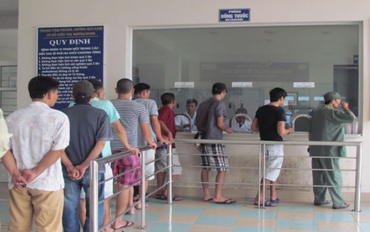 Phát thuốc methadone cho học viên tại cơ sở cai nghiện ma túy.