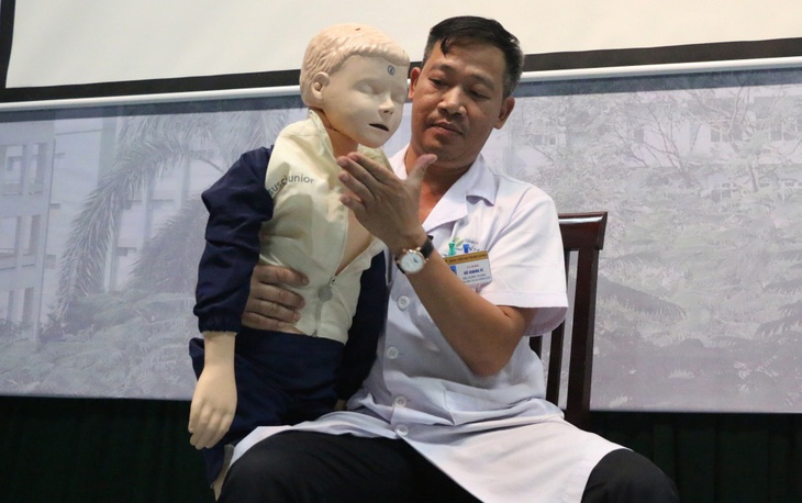 Bác sĩ hướng dẫn cách sơ cứu khi trẻ hóc dị vật.