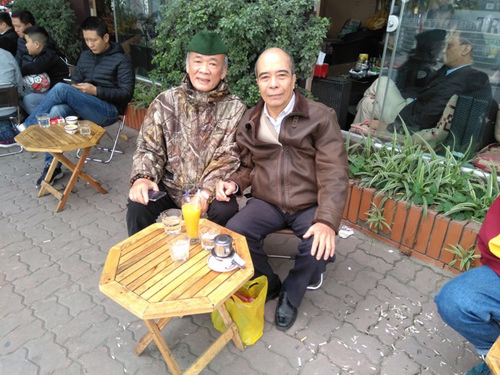 Nhà giáo Trịnh Quốc Đạt và tác giả bên Hồ Tây, Hà Nội.