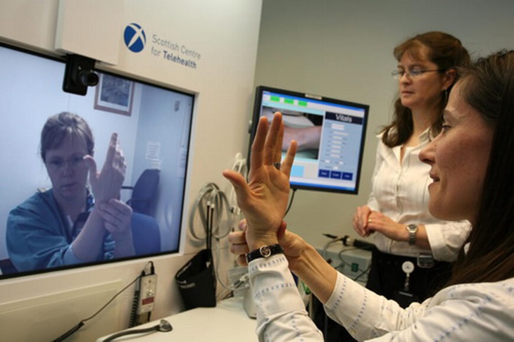 Telemedicine theo dõi sức khỏe từ xa.